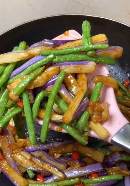 茄子炒豆角 火爆网络的快手家常菜，鲜香入味一学就会！