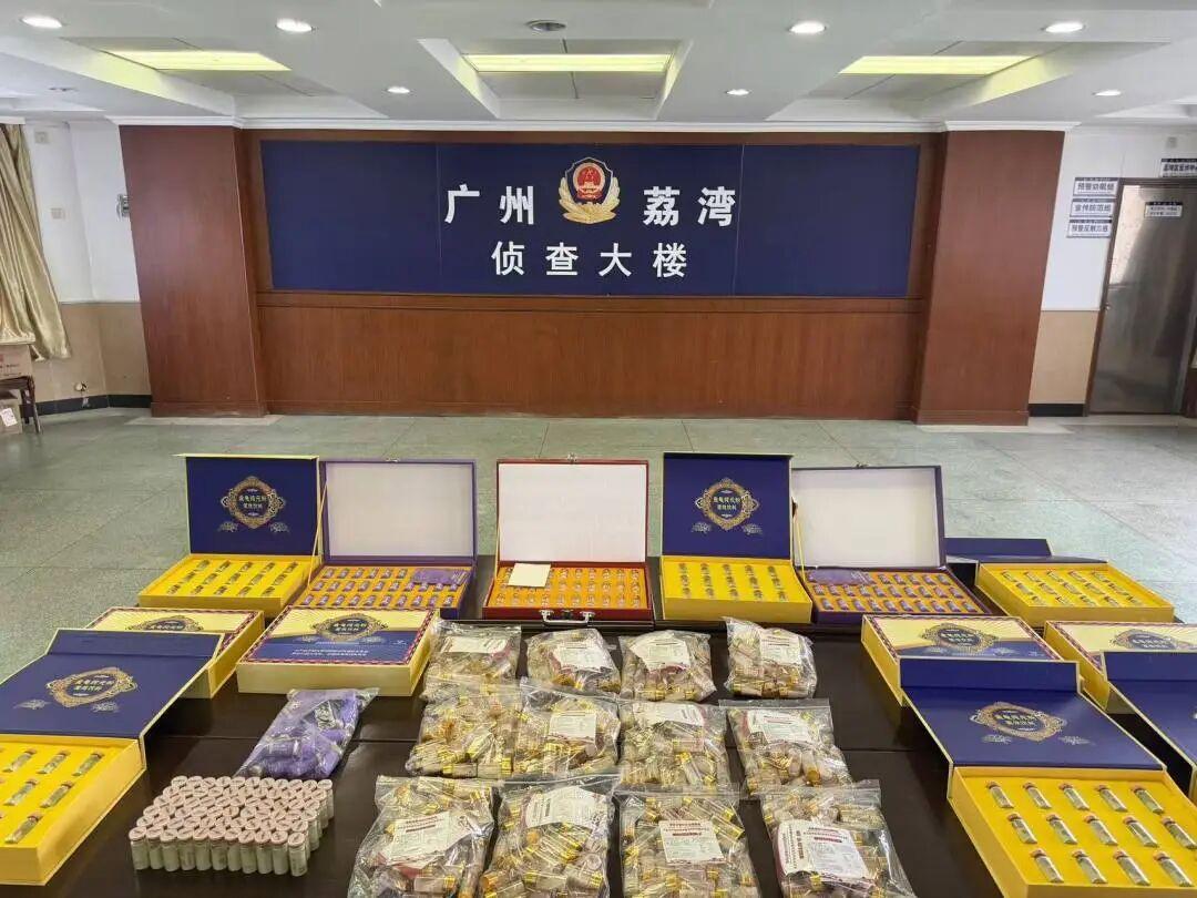 紫茄子涂装的大黄蜂 美国海军VFC-12中队的苏霍伊角色扮演